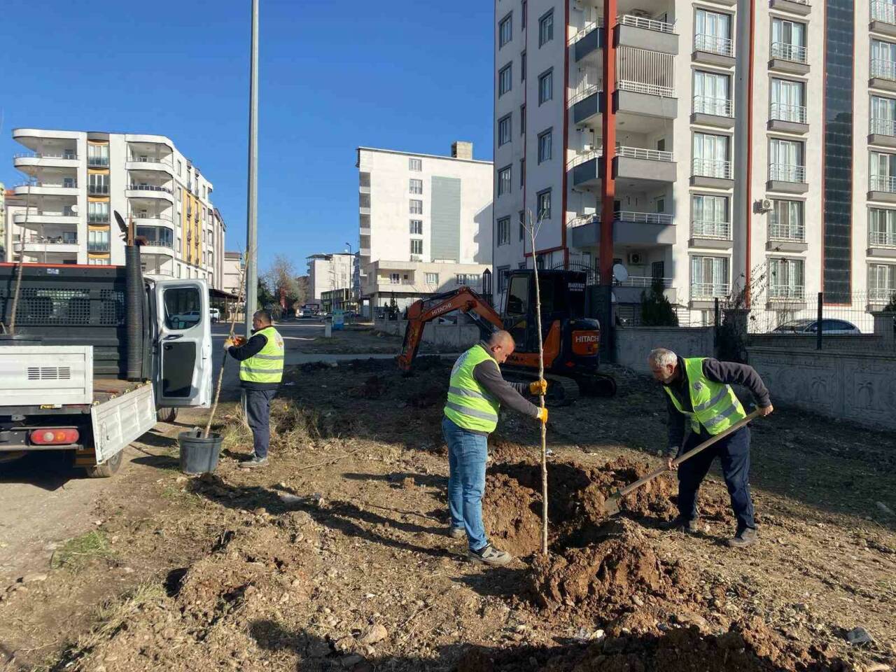 Adıyaman’ın Kahta ilçe Belediyesi, Park Bahçe Müdürlüğüne bağlı ekipler, Kahta’nın