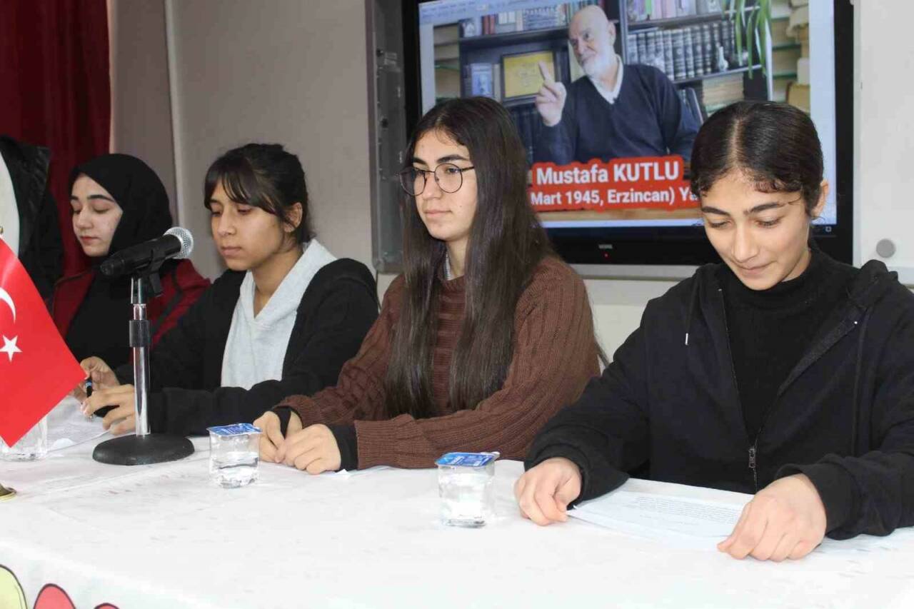 Adıyaman’ın Kahta ilesinde Mustafa Kutlu Okumaları panelleri düzenlendi.