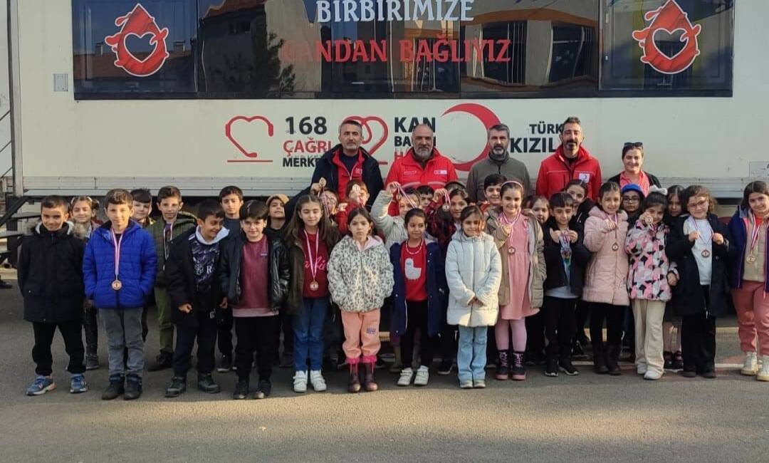 Diyarbakır’da kan bağışına velisini getiren öğrenciler "Kahramanlık Madalyası" ile ödüllendirildi.