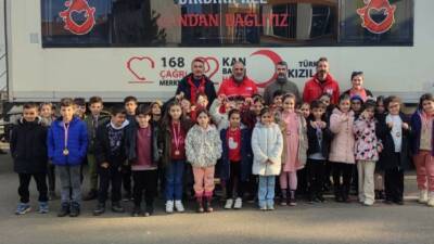 Diyarbakır’da kan bağışına velisini getiren öğrenciler "Kahramanlık Madalyası" ile ödüllendirildi.
