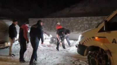 Adıyaman’da etkili olan kar yağışı nedeniyle yolda mahsur kalan araçlar