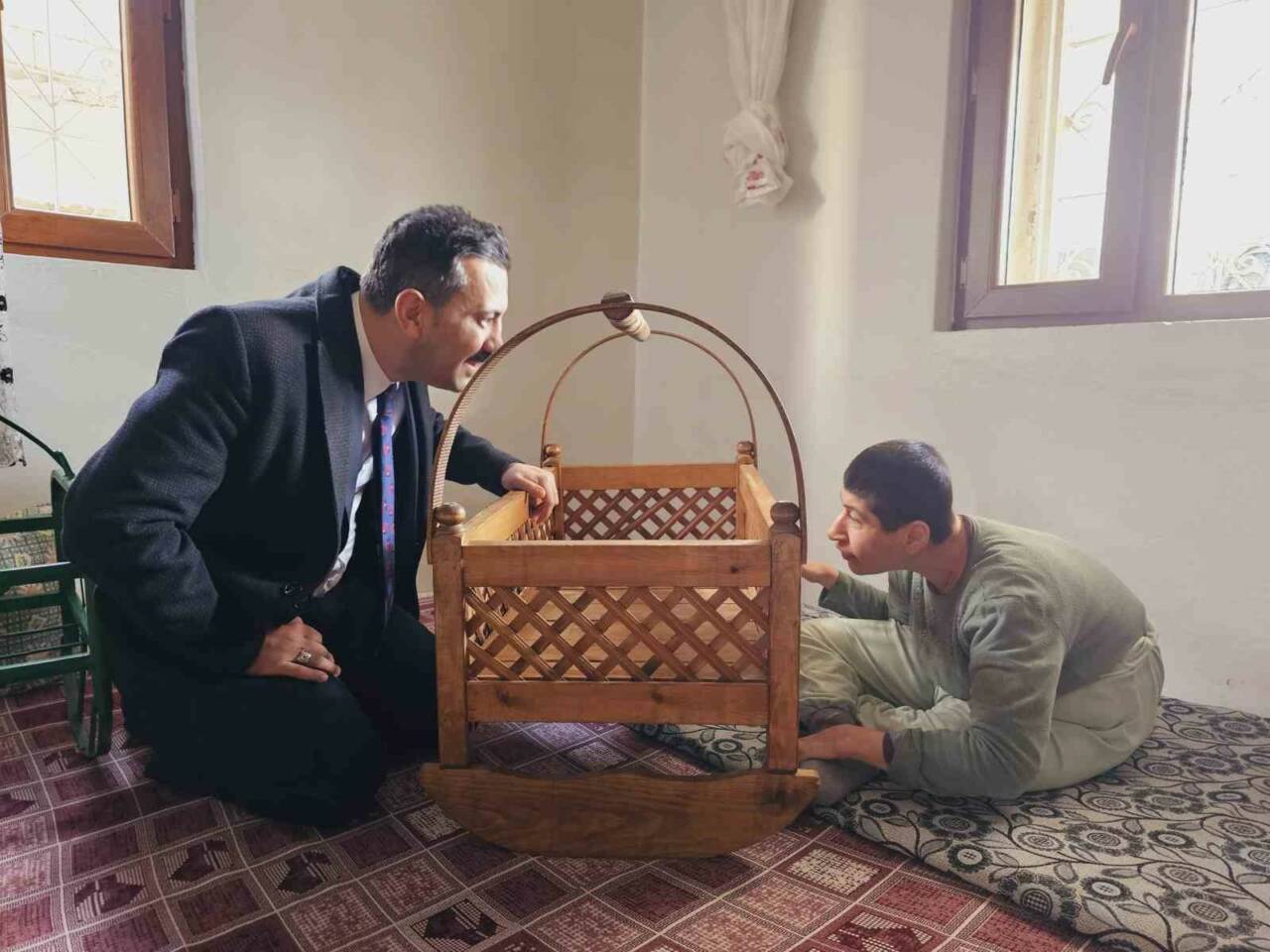 Mardin’in Mazıdağı ilçe Kaymakamı Ömer Tuğrul Kundakçı, engelli vatandaşın talebini