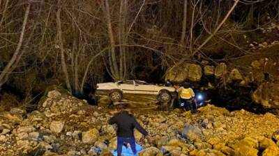 Adıyaman’ın Gölbaşı ilçesinde otomobilin uçuruma yuvarlanması sonucu 3 kişi yaralandı.