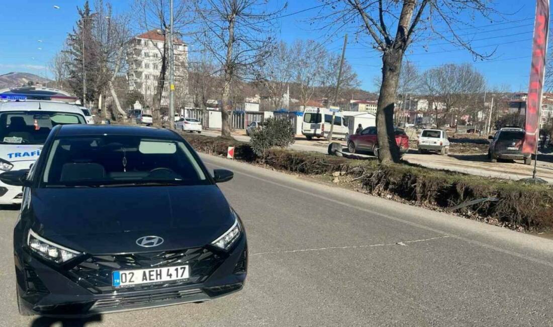 Adıyaman’ın Gölbaşı ilçesinde yolun karşısına geçmeye çalışan yaya, otomobilin çarpması