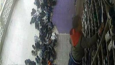 Şanlıurfa’nın Viranşehir ilçesinde, namaz sırasında yaşanan ayakkabı hırsızlığı güvenlik kamerasına