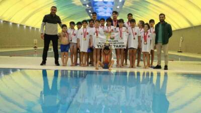 Şanlıurfa Büyükşehir Belediyesinin gençlere yönelik düzenlediği yüzme kursunda başarılı olan