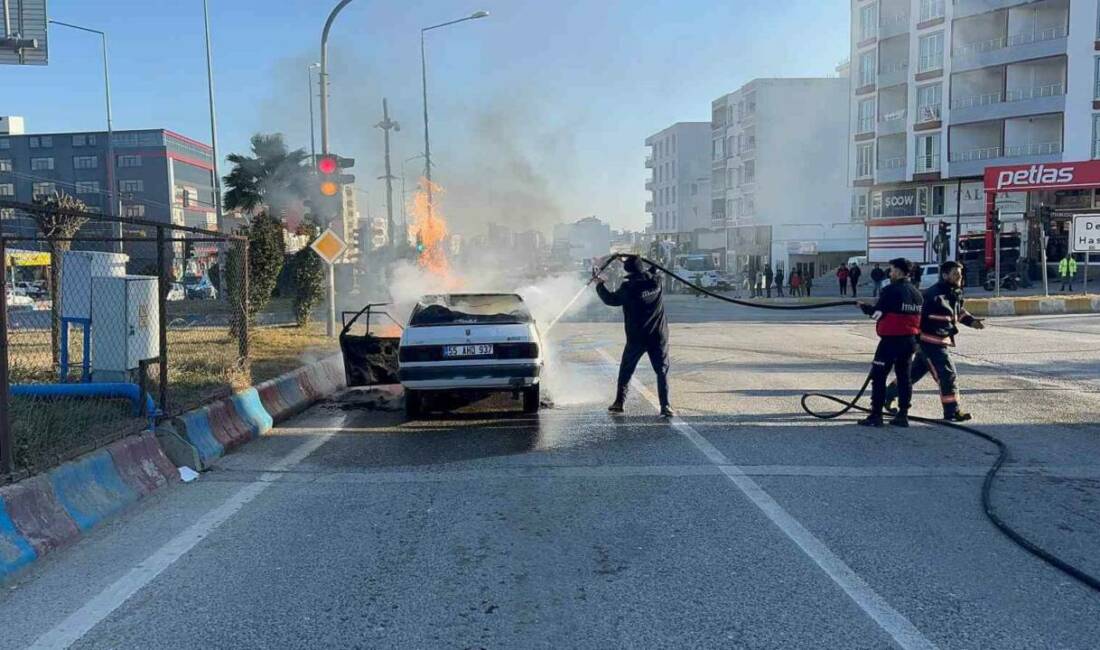 Adıyaman’ın Kahta ilçesinde seyir halindeki otomobil yanarak kullanılamaz hale geldi.