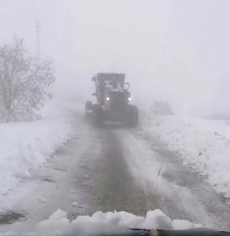 Adıyaman’ın Sincik ilçesinde kar yağışından dolayı 20 köye ulaşım sağlanmıyor.