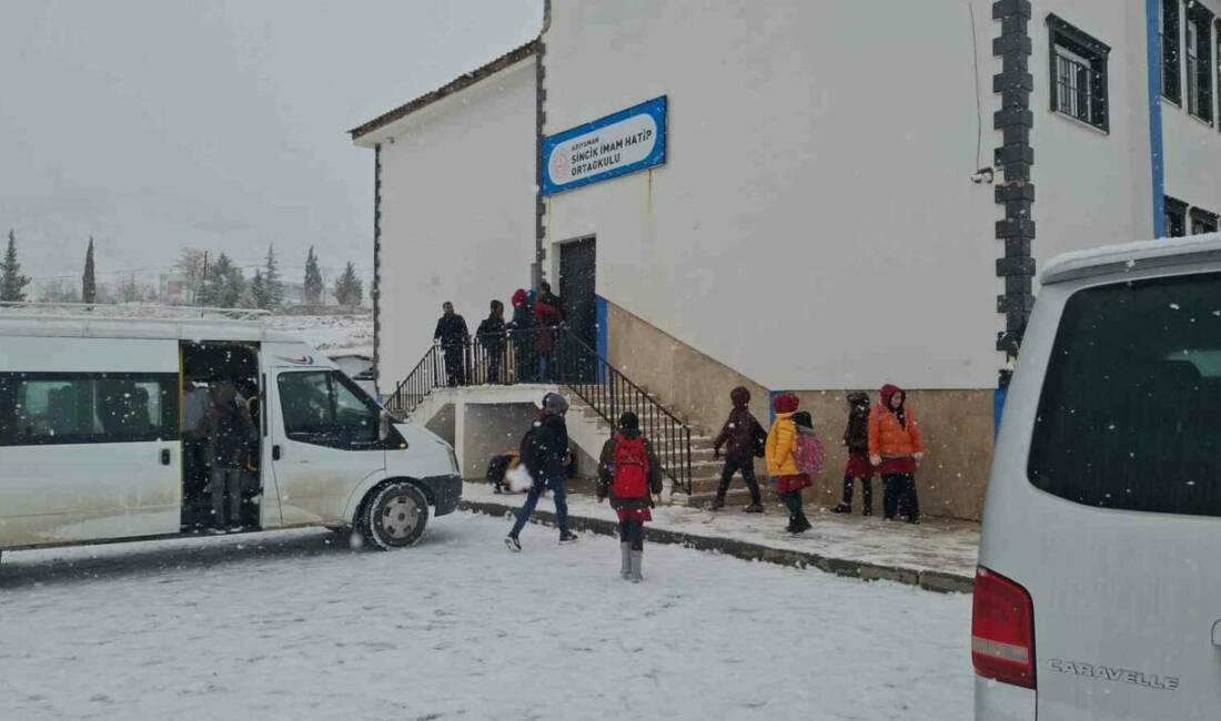 Adıyaman’ın Sincik ilçesinde yoğun kar yağışı nedeniyle taşımalı eğitim gören