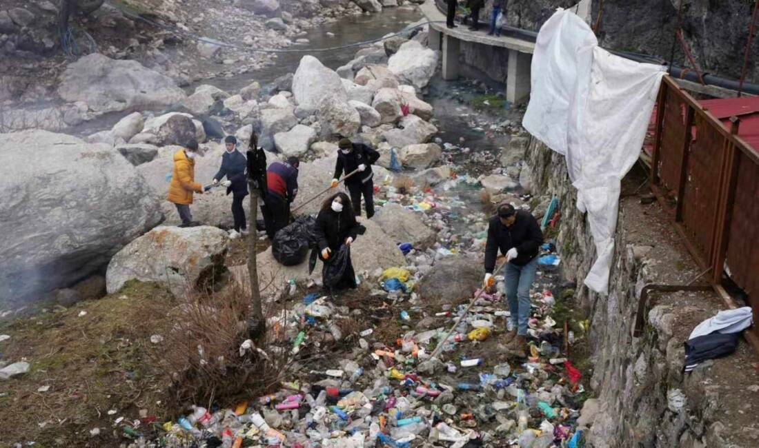 Şırnak’ın Beytüşşebap ilçesinde çevre kirliliğine dikkat çekmek için kurumların yaptığı