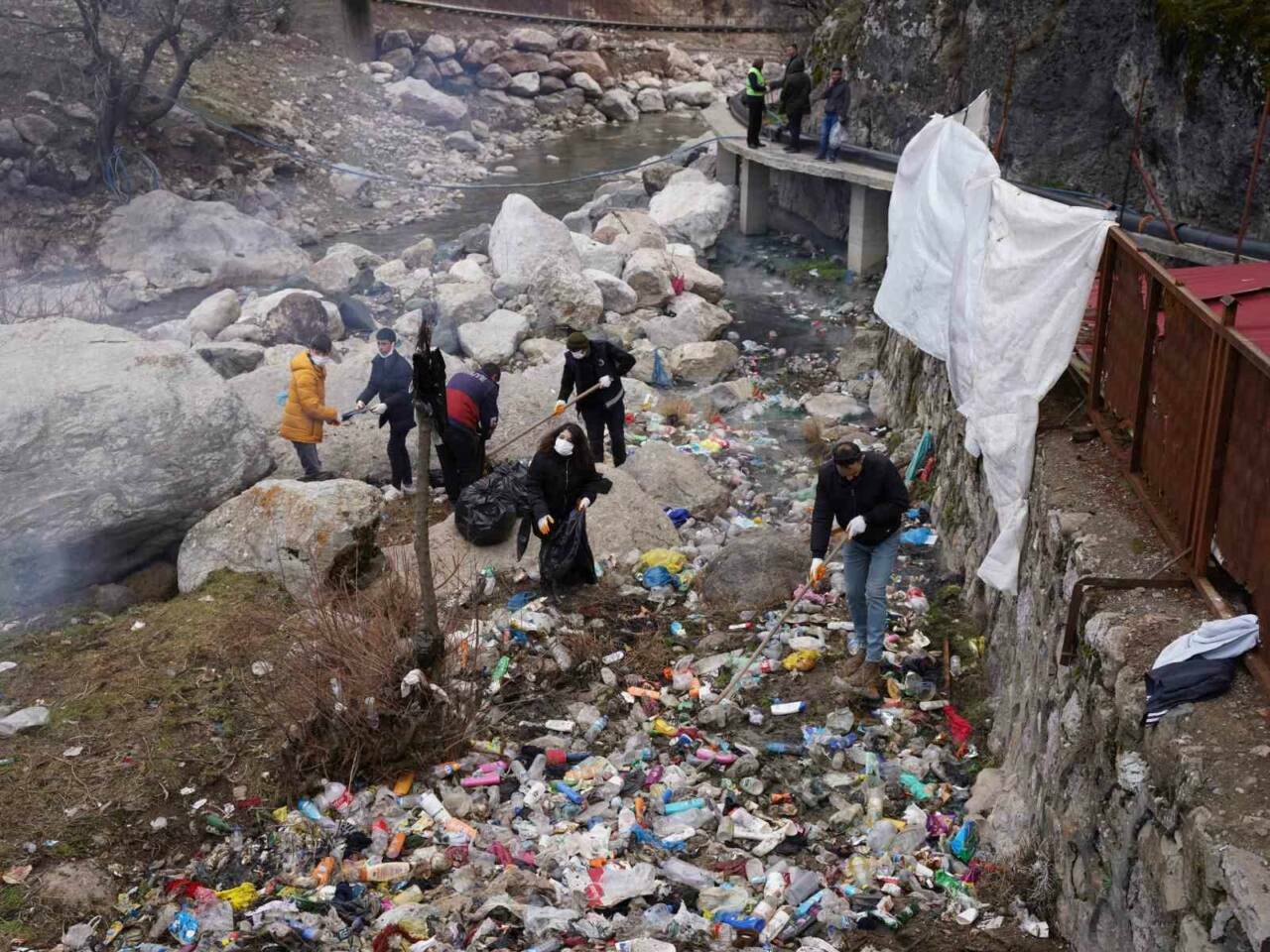 Şırnak’ın Beytüşşebap ilçesinde çevre kirliliğine dikkat çekmek için kurumların yaptığı