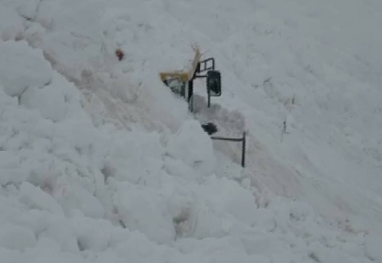 Şırnak’ta yoğun kar yağışı nedeniyle ulaşıma kapanan askeri üs bölge