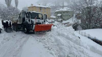 Şırnak’ın Beytüşşebap ilçesinde kar yağışı nedeniyle ulaşıma kapanan 13 köy