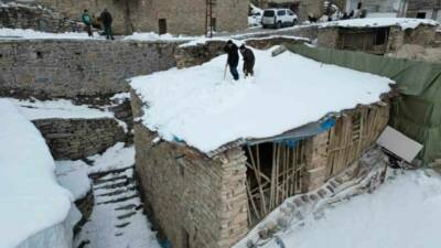 Şırnak’ın Uludere ilçesinde vatandaşlar, zamanlarının büyük bölümünü kerpiç evlerinin damında