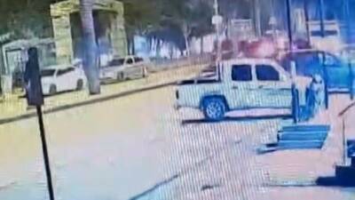 Gaziantep’in Nizip ilçesinde parkta yürürken saldıran sokak köpeklerinden kaçmak isterken