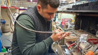 Kilis’te tespih tamiri ve satışı yapan Hüseyin Aktı, tespihlerin yalnızca