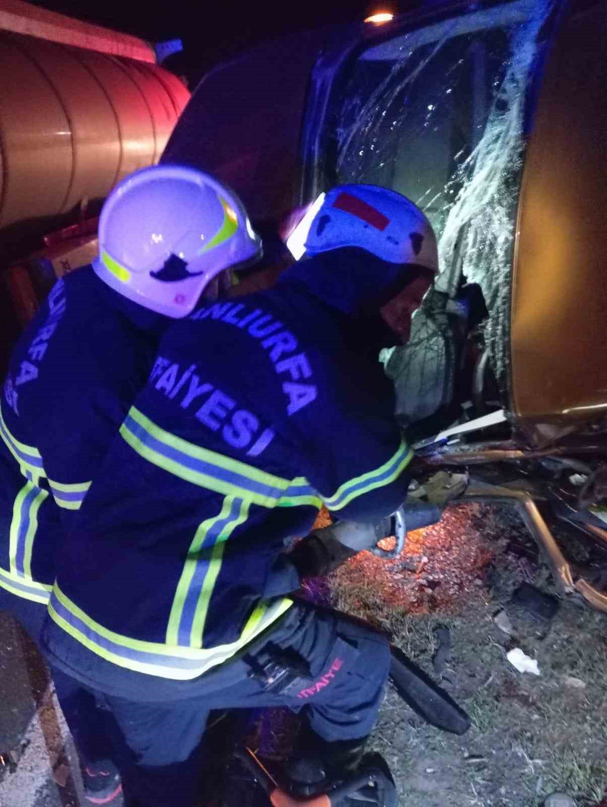 Şanlıurfa’da tır ile çarpışan otomobildeki anne hayatını kaybederken oğlu ise