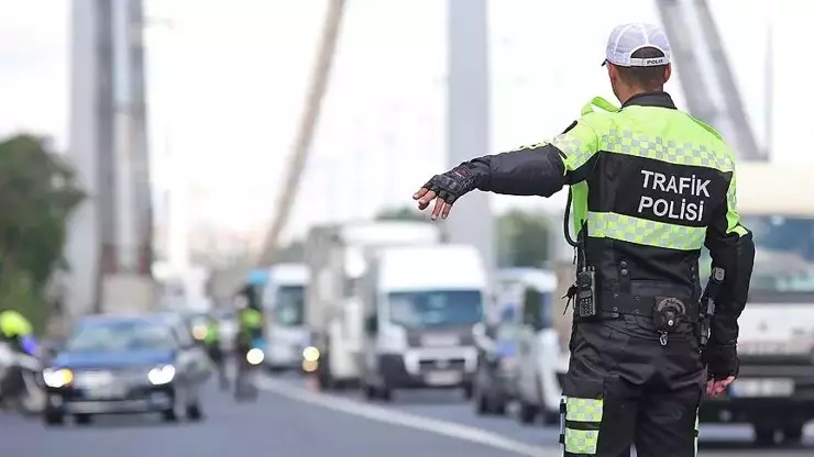 İçişleri Bakanı Ali Yerlikaya, sosyal medya hesabından yaptığı açıklamada, trafikte