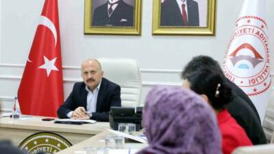 Adıyaman Valisi Dr. Osman Varol, iş arayan vatandaşlarla bir araya