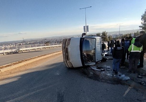 Adıyaman’da sürücüsünün direksiyon hakimiyetini kaybetmesi sonucu virajı alamayan kamyonet devrildi.