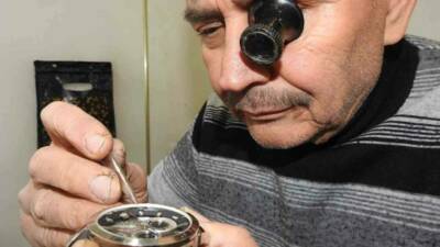 Gaziantep’te yaşayan Dursun Kınacı, yaklaşık yarım asırdır 15 metrekarelik dükkanında