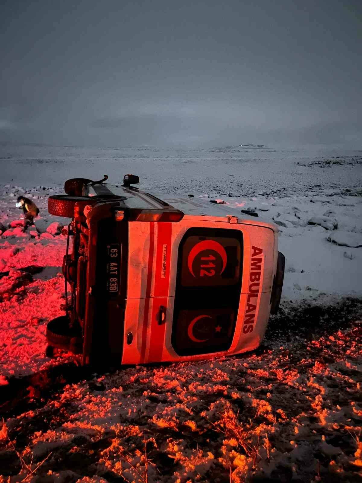 Şanlıurfa’nın Siverek ilçesinde yoğun kar yağışı nedeniyle kayganlaşan yolda kontrolden