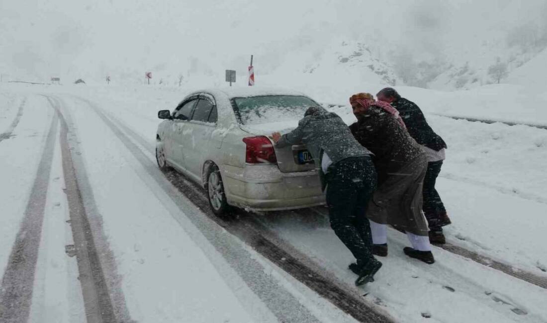 Adıyaman’ın Çelikhan ilçesinde birkaç gündür etkili olan kar yağışı sürücülere