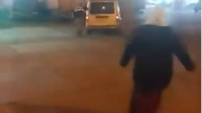 Şanlıurfa’nın Siverek ilçesinde arızalanarak yolda kalan hafif ticari araç, jandarma