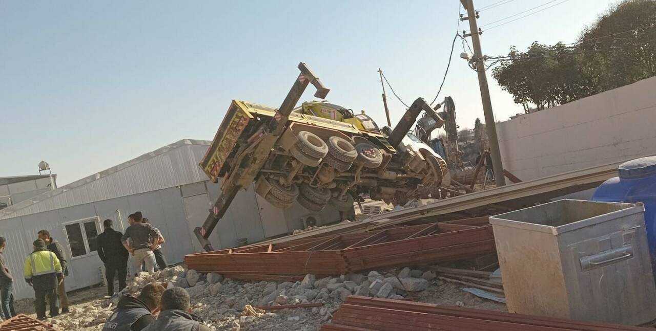 Adıyaman’da, kaldırdığı malzemenin ağırlığına dayanamayan vinç devrildi.