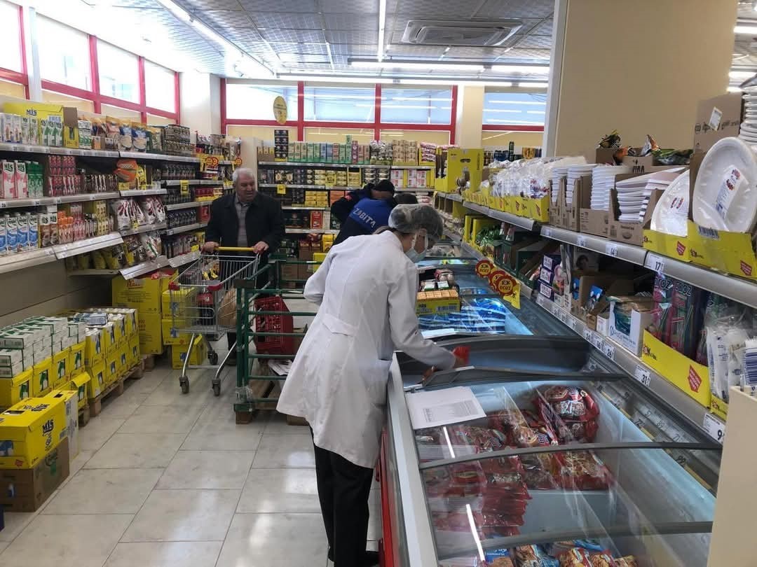 Adıyaman’ın Gölbaşı ilçesinde zabıta ekipleri marketlerde fiyat ve son kullanma