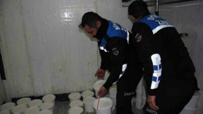 Şanlıurfa Büyükşehir Belediyesi zabıta ekipleri, izinsiz olarak sağlıksız ortamda üretilen