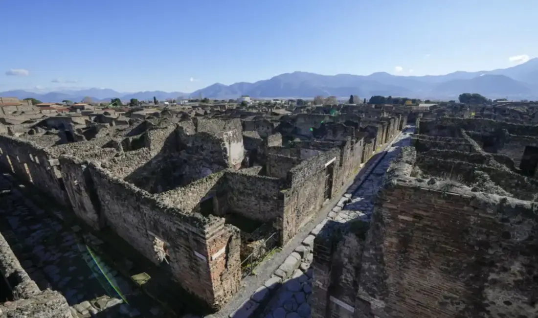 Pompeii antik kentinde, kazı çalışmalarına devam eden arkeologlar, yanardağ patlamasının