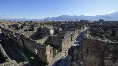 Pompeii antik kentinde, kazı çalışmalarına devam eden arkeologlar, yanardağ patlamasının