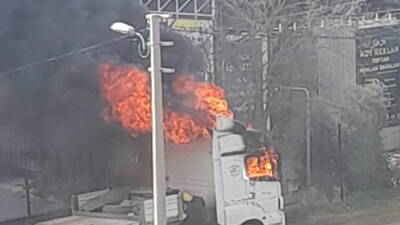 Adıyaman’da, park halindeki bir tır cayır cayır yandı.