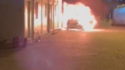 Adıyaman’da park halinde olan bir otomobil alev alev yanarak kullanılamaz