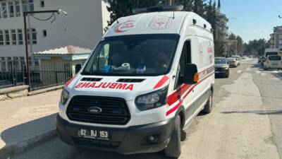 Adıyaman’da, ayağının üzerinden otomobil geçen küçük çocuk yaralandı.