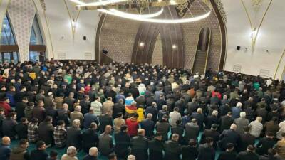 Adıyaman’da Ramazan Bayramı sabahında binlerce kişi namaz kılmak için saf