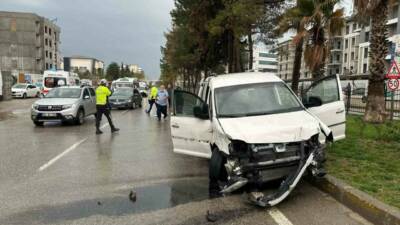 Adıyaman’da, otomobil ile hafif ticari aracın çarpışması sonucu meydana gelen