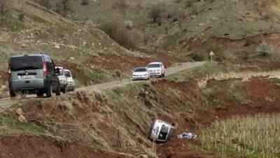 Adıyaman'da bir hafif ticari aracın şarampole devrilmesi sonucu meydana gelen