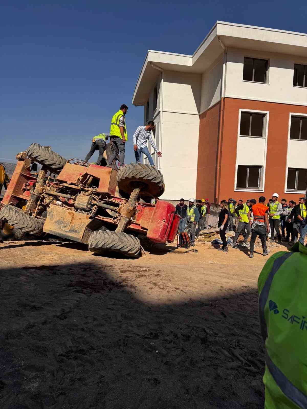 Adıyaman’da iş makinesinin devrilmesi sonucu meydana gelen kazada 1 kişi