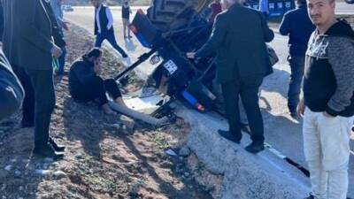 Adıyaman’ın Kahta ilçesinde kum yüklü traktör kontrolden çıkarak devrildi. Meydana