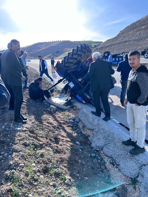 Adıyaman’ın Kahta ilçesinde kum yüklü traktör kontrolden çıkarak devrildi. Meydana