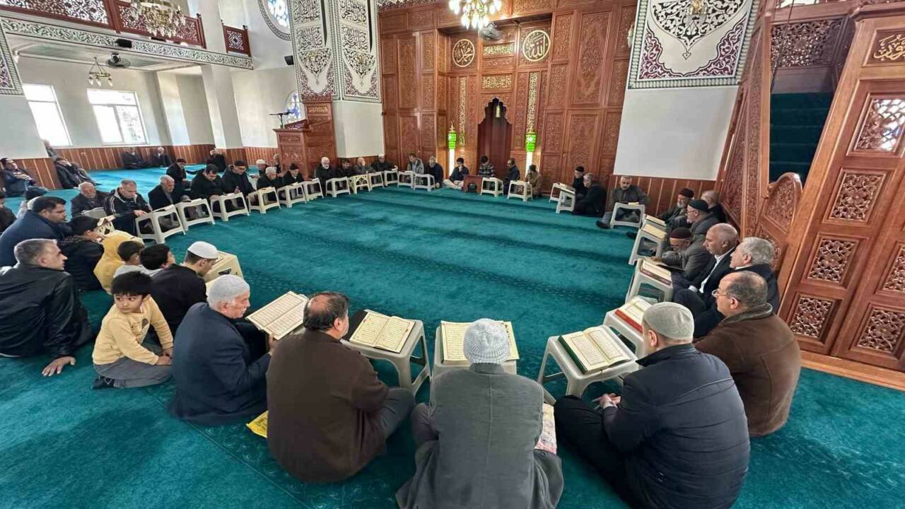 Ramazan ayının ilk gününde başlayan mukabele geleneği Adıyaman’daki cami ve