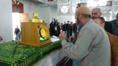 Adıyaman’da Kadir Gecesi nedeniyle ziyarete açılan Sakal-ı Şerif’i görmek isteyen