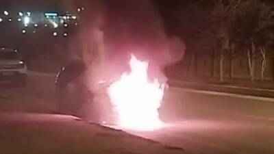 Adıyaman’da seyir halinde olan bir otomobil alev alarak yandı.