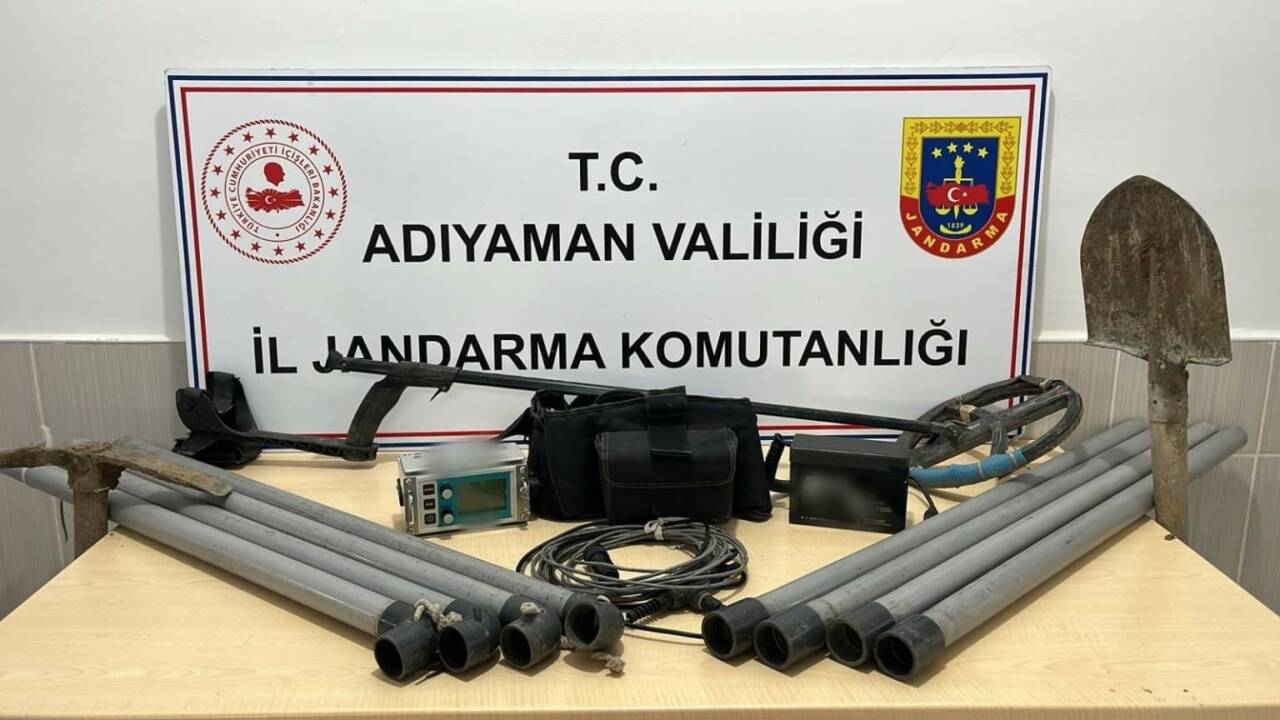 Adıyaman'da sit alanında define aramak amacıyla kazı yapan ve jandarma