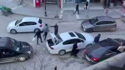 Adıyaman’da, yol verme meselesinden dolayı sürücüler arasında tartışma çıktı. Bir