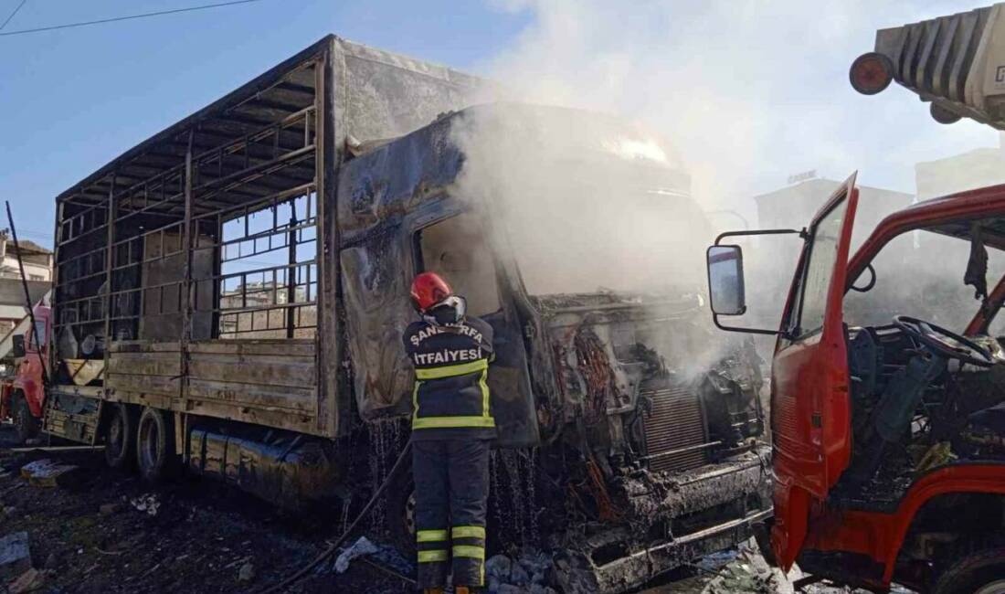 Şanlıurfa’nın Karaköprü ilçesinde alev alan tır yanarak küle döndü.