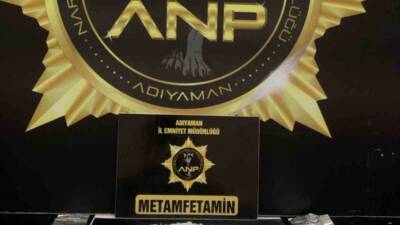 Adıyaman'da polis ekipleri tarafından durdurulan araçta narkotik köpeği Cadı ile