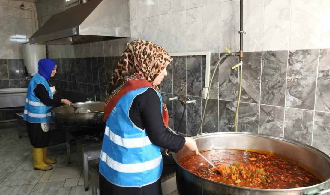 Gaziantep'teki Osmanlı Camii Aşevi'nde her gün 10 gönüllü kadın, ihtiyaç